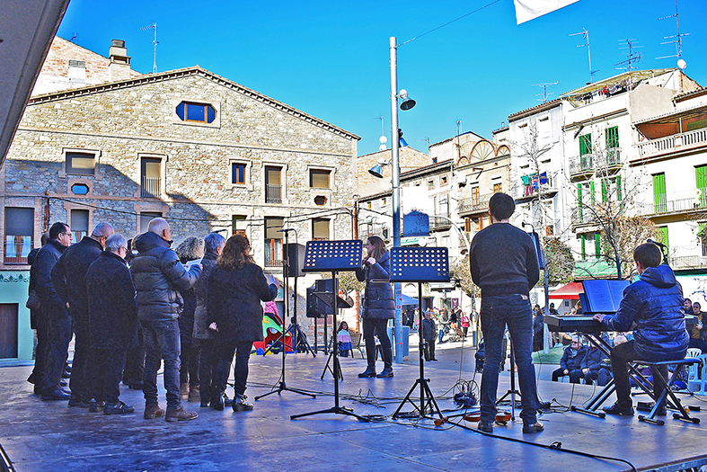 Actuació de la Societat Coral La Llanterna durant la Fira de Nadal.