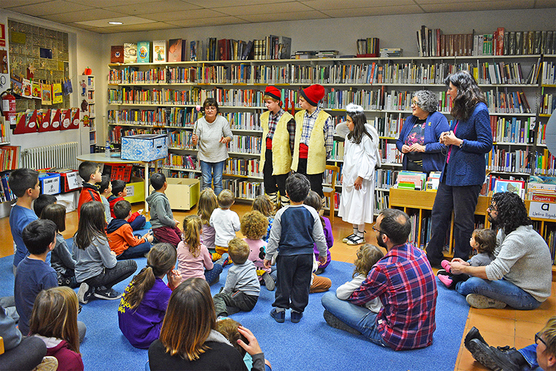 Sessió de contes de Nadal a la Biblioteca Pública, amb la presència de personatges d'Els Pastorets de Súria.