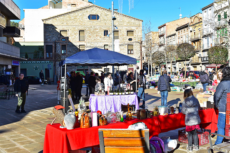 7è aniversari del mercat Súriatrastos a la plaça de la Serradora. Al centre de la plaça, parada solidà ria del Casal de la Dona i Súria Lluita.