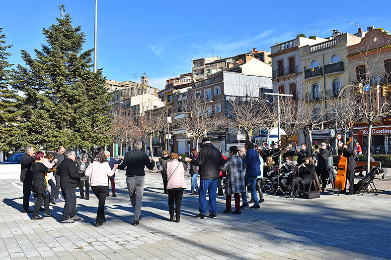 Ballada de sardanes a la plaça de Sant Joan, amb la cobla Principal de Berga.