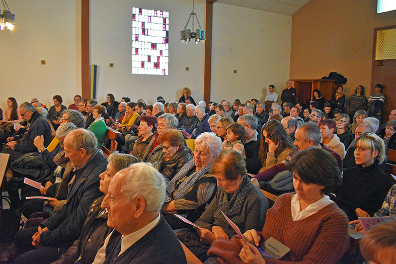 Vista parcial del públic assistent al concert de Sant Esteve, a cà rrec de la Coral Sòrissons de l'Escola Municipal de Música, a l'Església de Santa Bà rbara.