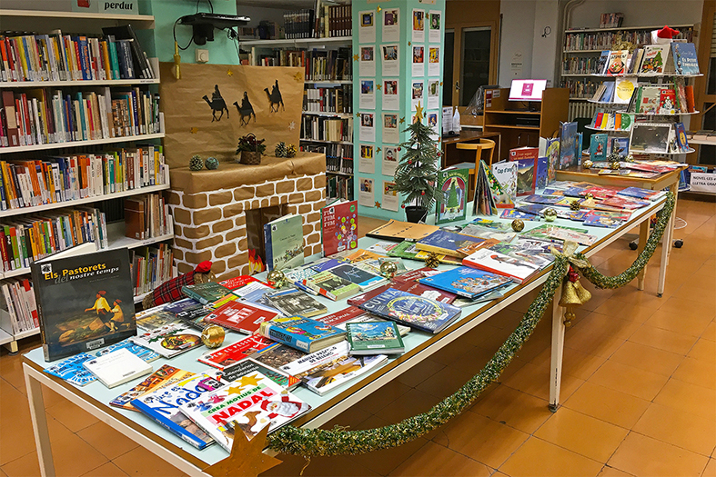 Exposició de llibres sobre les festes i les tradicions nadalenques, a la Biblioteca Pública.