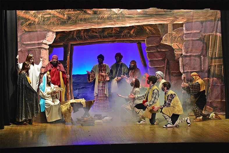 Escena d'Els Pastorets de Súria en la versió sinòptica, representada al Teatre del Foment Cultural d'acord amb les normes de protecció anti-covid.