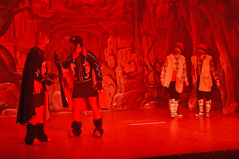 Escena d'Els Pastorets de Súria en la versió sinòptica, representada al Teatre del Foment Cultural d'acord amb les normes de protecció anti-covid.