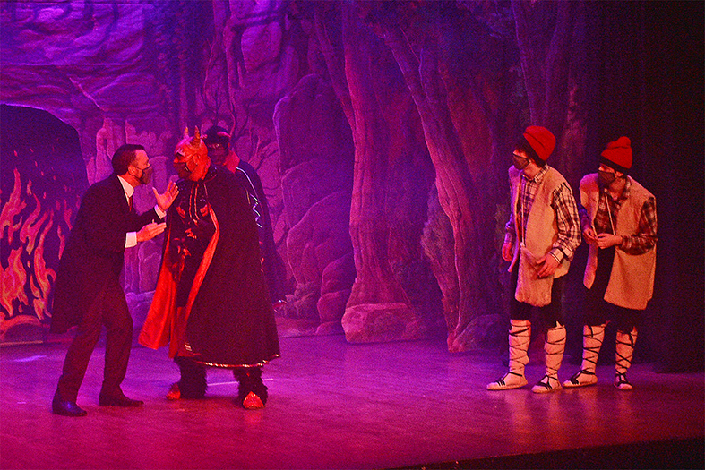 Escena d'Els Pastorets de Súria en la versió sinòptica, representada al Teatre del Foment Cultural d'acord amb les normes de protecció anti-covid.