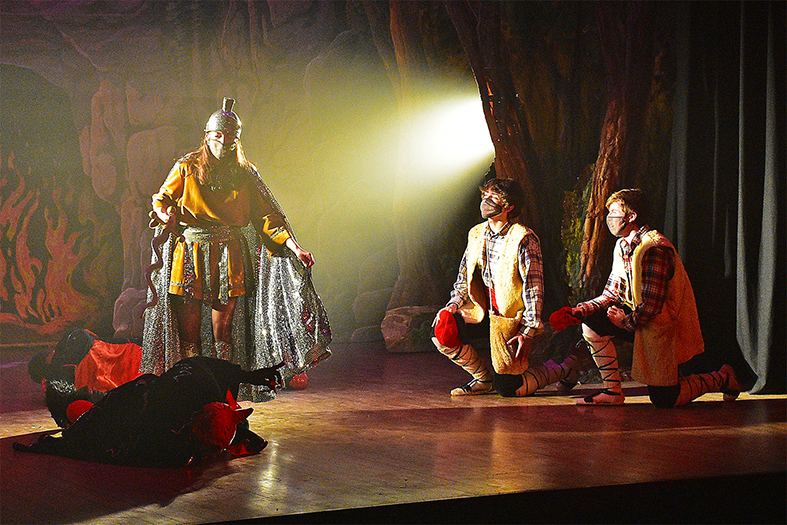 Escena d'Els Pastorets de Súria en la versió sinòptica, representada al Teatre del Foment Cultural d'acord amb les normes de protecció anti-covid.
