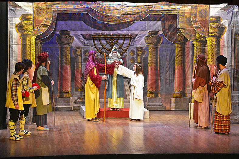 Escena d'Els Pastorets de Súria en la versió sinòptica, representada al Teatre del Foment Cultural d'acord amb les normes de protecció anti-covid.