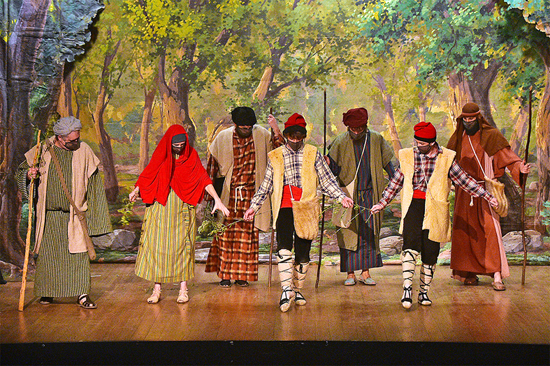 Escena d'Els Pastorets de Súria en la versió sinòptica, representada al Teatre del Foment Cultural d'acord amb les normes de protecció anti-covid.