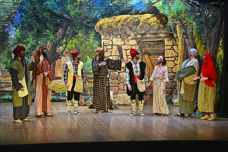 Escena d'Els Pastorets de Súria en la versió sinòptica, representada al Teatre del Foment Cultural d'acord amb les normes de protecció anti-covid.