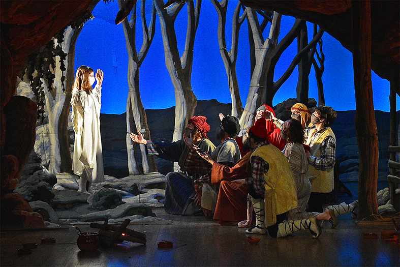 Escena d'Els Pastorets de Súria en la versió sinòptica, representada al Teatre del Foment Cultural d'acord amb les normes de protecció anti-covid.
