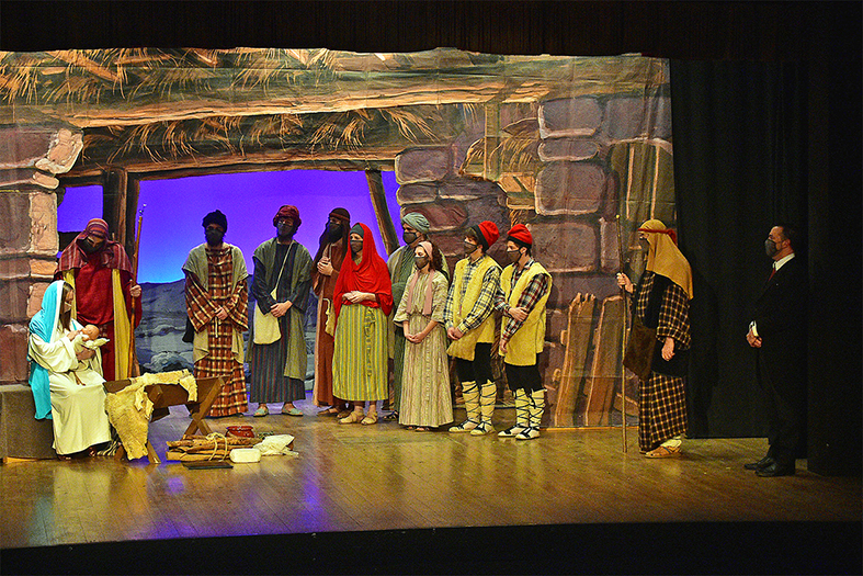 Escena d'Els Pastorets de Súria en la versió sinòptica, representada al Teatre del Foment Cultural d'acord amb les normes de protecció anti-covid.