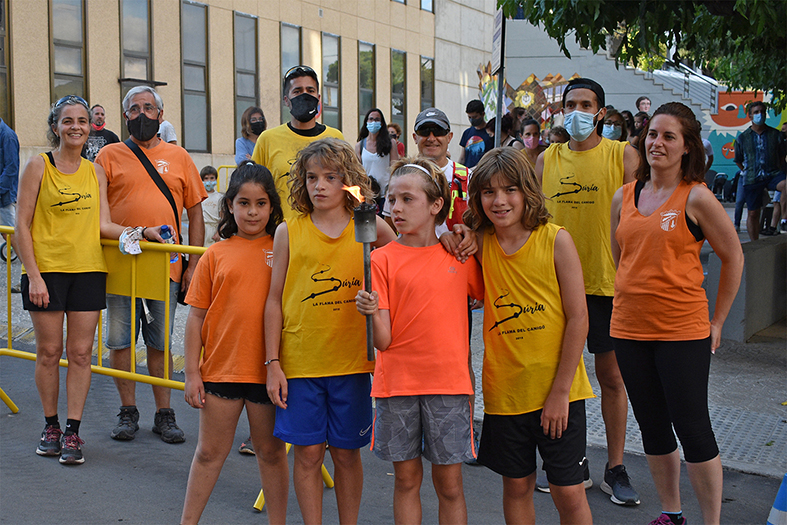 Grup d’esportistes de la vila amb la Flama del Canigó, després de l’arribada.