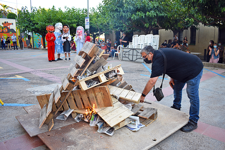 Encesa de la foguera de la Nit de Sant Joan, a cà rrec del regidor de Cultura, Via Pública i Medi Ambient, Miquel Soliva.