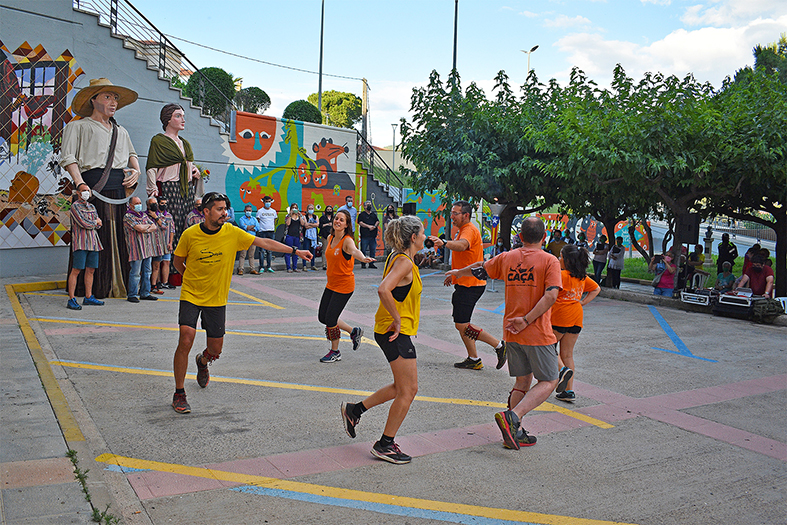 Ball de Cascavells a cà rrec del Tro Gros durant els actes de la Nit de Sant Joan, a l’entorn de la Casa de la Vila.