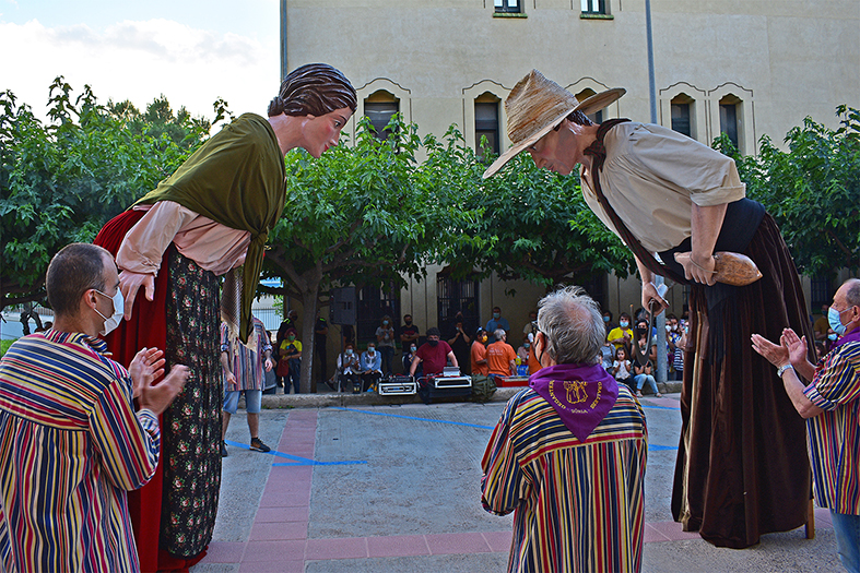 Salutació dels gegants Ton i Ció, dels Geganters del Gorg de l’Olla, durant els actes de la Nit de Sant Joan, a l’entorn de la Casa de la Vila.
