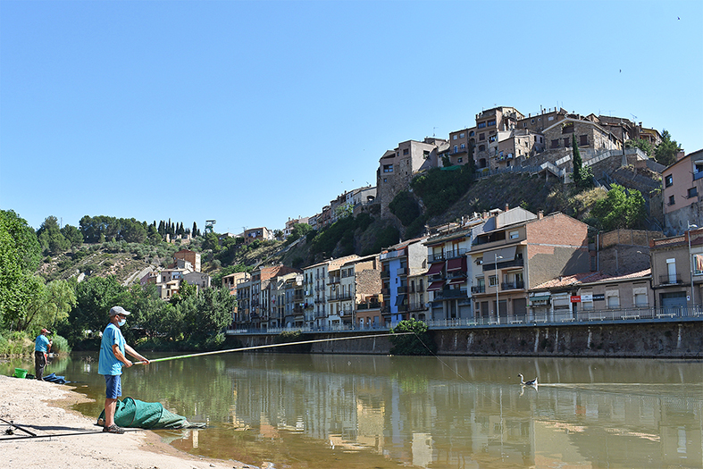 Participants del Concurs de Pesca 12 Hores, dins dels actes de pròleg de la Festa Major.
