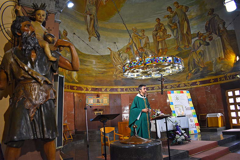 L’exrector de Súria i actual vicari general del bisbat de Solsona, Marc Majà , durant la missa solemne de Festa Major a l’Església Parroquial de Sant Cristòfol.