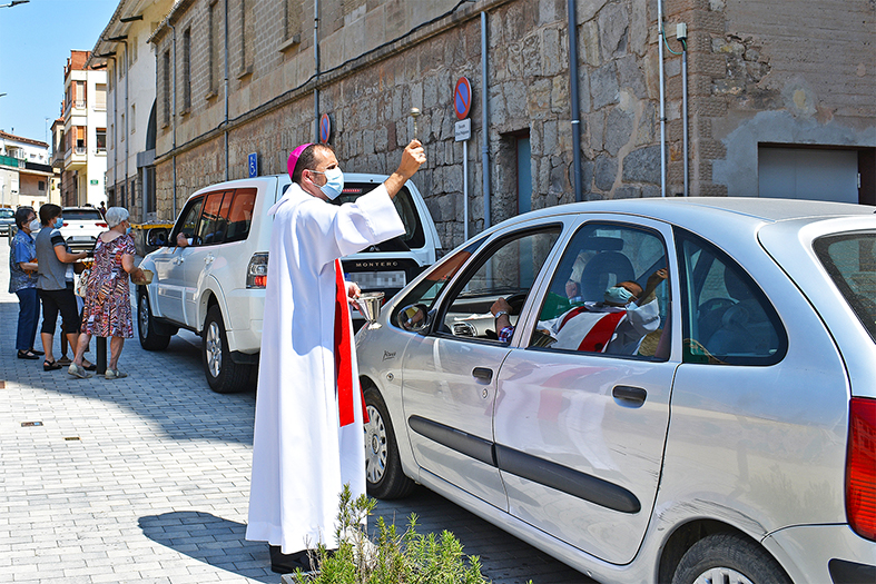 El bisbe de Solsona, Xavier Novell, durant la benedicció de vehicles al davant de l’Església Parroquial de Sant Cristòfol.