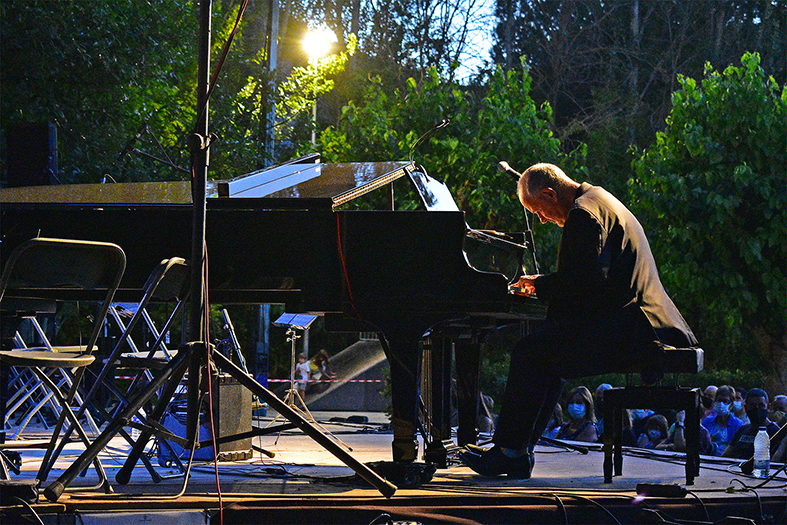Actuació del prestigiós músic argentà Emilio Solla durant el concert de presentació del disc 'Aprenentatjazz’ de la JazzBand Navà s-Súria, dins del programa de la Festa Major.