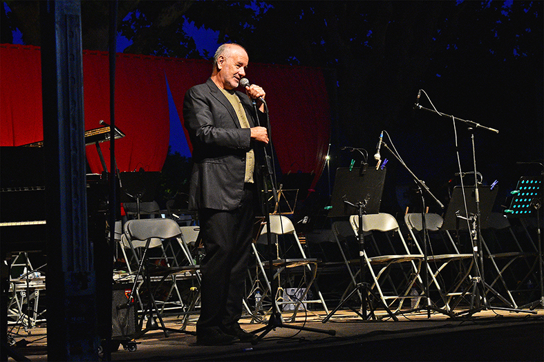 El prestigiós músic argentà Emilio Solla s’adreça al públic del concert de presentació del disc 'Aprenentatjazz’ de la JazzBand Navà s-Súria, dins del programa de la Festa Major.