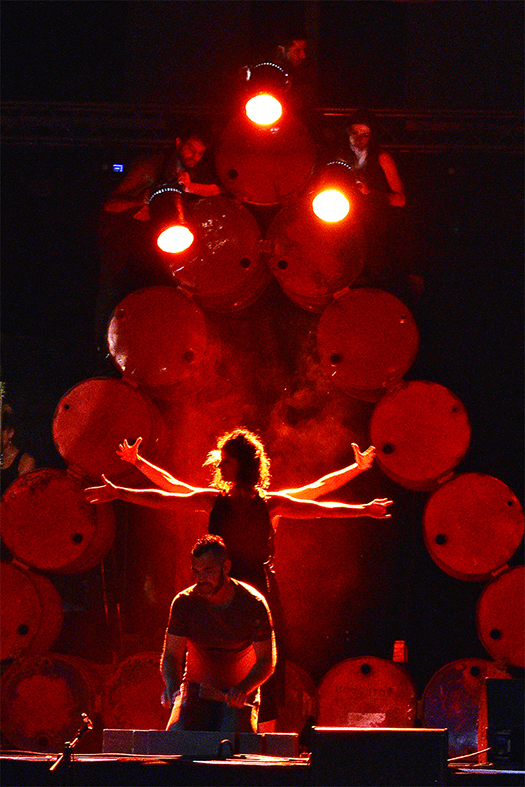 Espectacle de la companyia bagenca Fun Dan Mondays a la plaça de Sant Joan, dins del programa de la Festa Major.