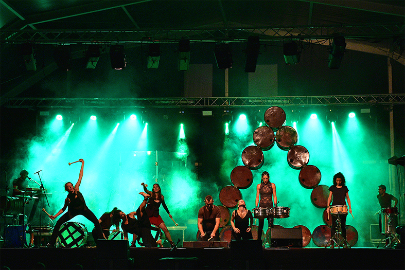 Espectacle de la companyia bagenca Fun Dan Mondays a la plaça de Sant Joan, dins del programa de la Festa Major.