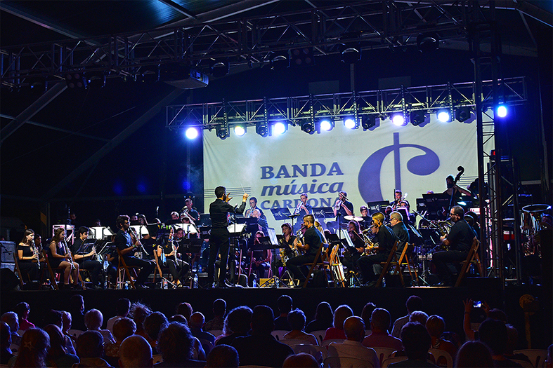 Concert de la Banda de Música de Cardona a la plaça de Sant Joan, dins del programa de la Festa Major.