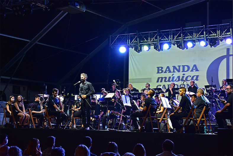 Concert de la Banda de Música de Cardona a la plaça de Sant Joan, dins del programa de la Festa Major.
