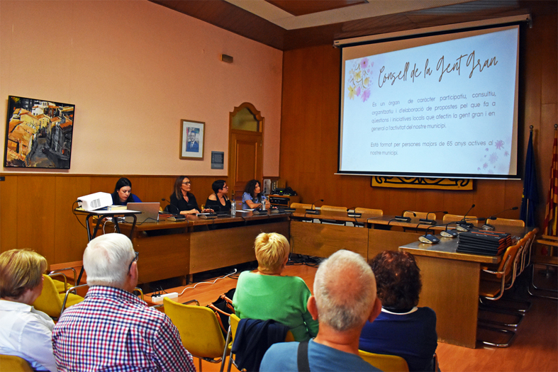 Curs 2022-23. PresentaciÃ³ de la nova etapa del Consell Municipal de la Gent Gran, dins de la Setmana de la Gent Gran, amb la regidora de Benestar Social, Olga Tena, tÃ¨cniques municipals i membres del Consell.