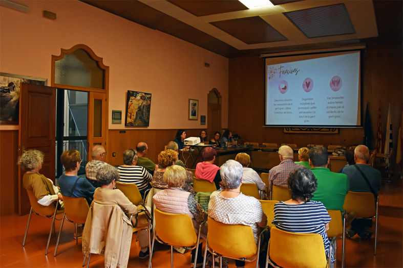 Curs 2022-23. PresentaciÃ³ de la nova etapa del Consell Municipal de la Gent Gran, dins de la Setmana de la Gent Gran, amb la regidora de Benestar Social, Olga Tena, tÃ¨cniques municipals i membres del Consell.