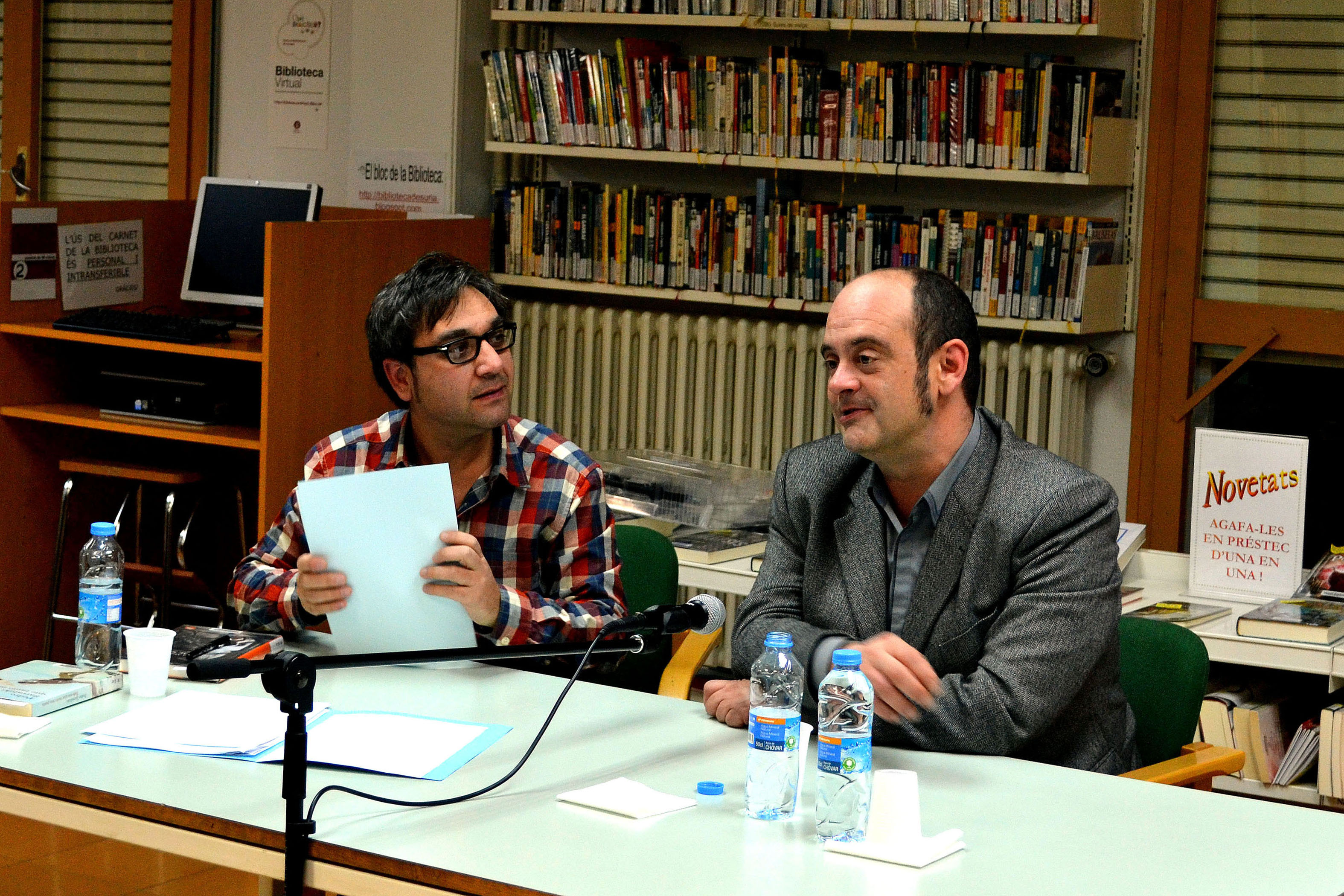 Dimecres 22 de gener de 2014 - Trobada del Club de Lectura de la Biblioteca PÃºblica amb l'escriptor SebastiÃ  Alzamora sobre la seva novelÂ·la 'Crim de sangâ€™, premi Sant Jordi 2011, amb el conductor de la tertÃºlia, Ramon Garcia.