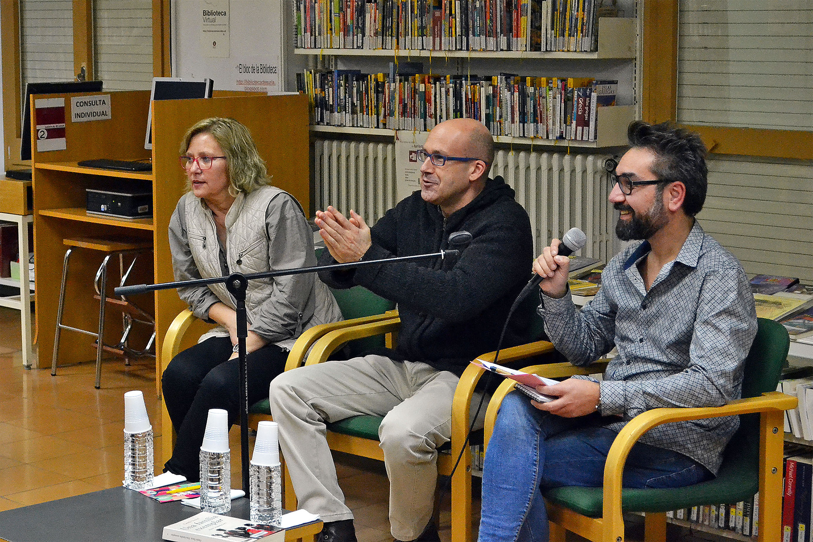Dimecres 24 de gener de 2018 - Trobada del Club de Lectura amb l'escriptor GenÃ­s Sinca sobre la seva novelÂ·la 'Una famÃ­lia exemplar', premi Josep Pla 2013, amb la regidora Montserrat Juncadella i el conductor de la tertÃºlia, Ramon Garcia.