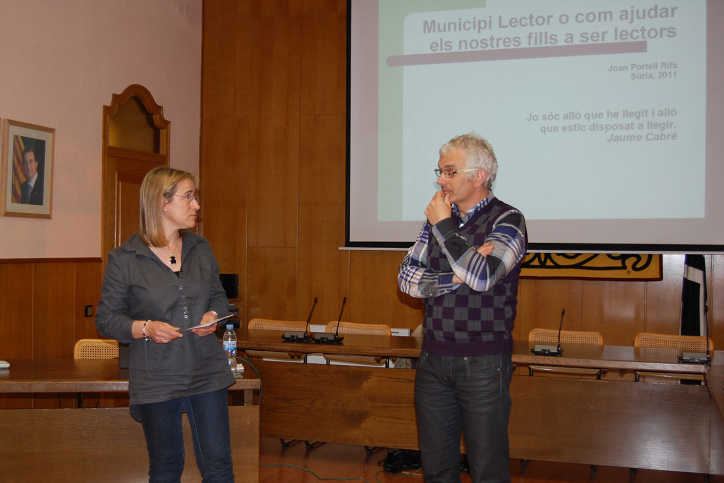 Dimecres 16 de marÃ§ de 2011 - Xerrada del pedagog Joan Portell, dins del programa SÃºria Municipi Lector, amb la regidora Encarna Mata.