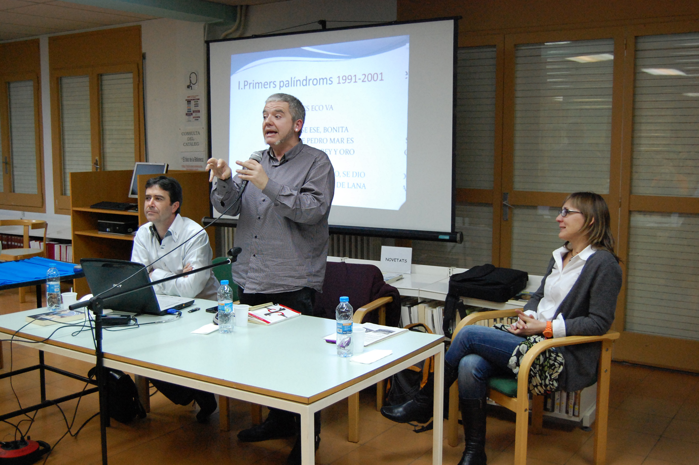 Dijous 26 de gener de 2012 - PresentaciÃ³ del llibre 'Â¡AjajÃ¡!' del palindromista surienc Pere Ruiz, amb l'enigmista MÃ rius Serra i la regidora Ana PÃ©rez, dins del programa SÃºria Municipi Lector.