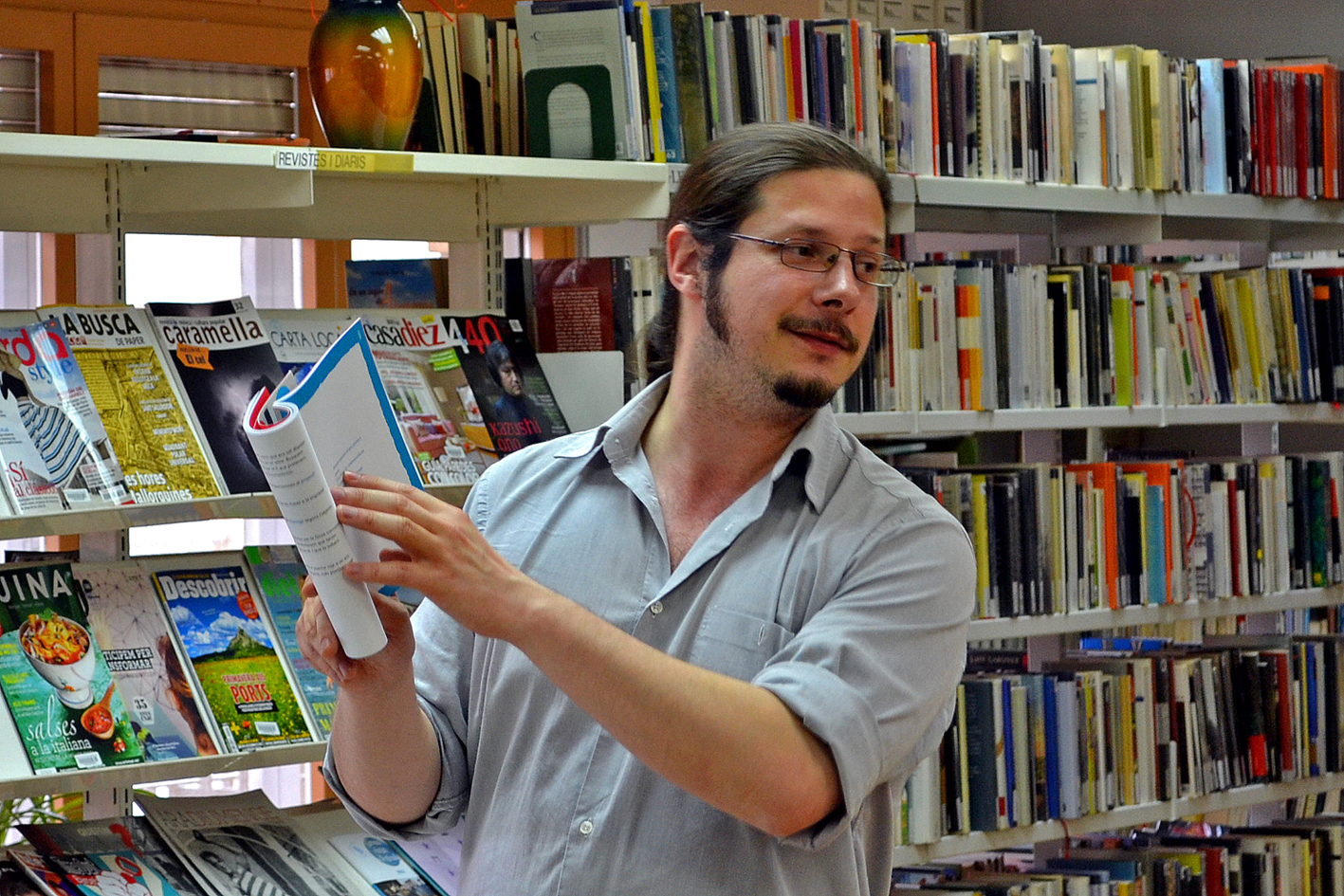 Dijous 16 d'abril de 2015 - El poeta Josep Pedrals, durant el recital organitzat per la Biblioteca PÃºblica i l'Escola Municipal de FormaciÃ³ d'Adults, dins del programa SÃºria Municipi Lector.