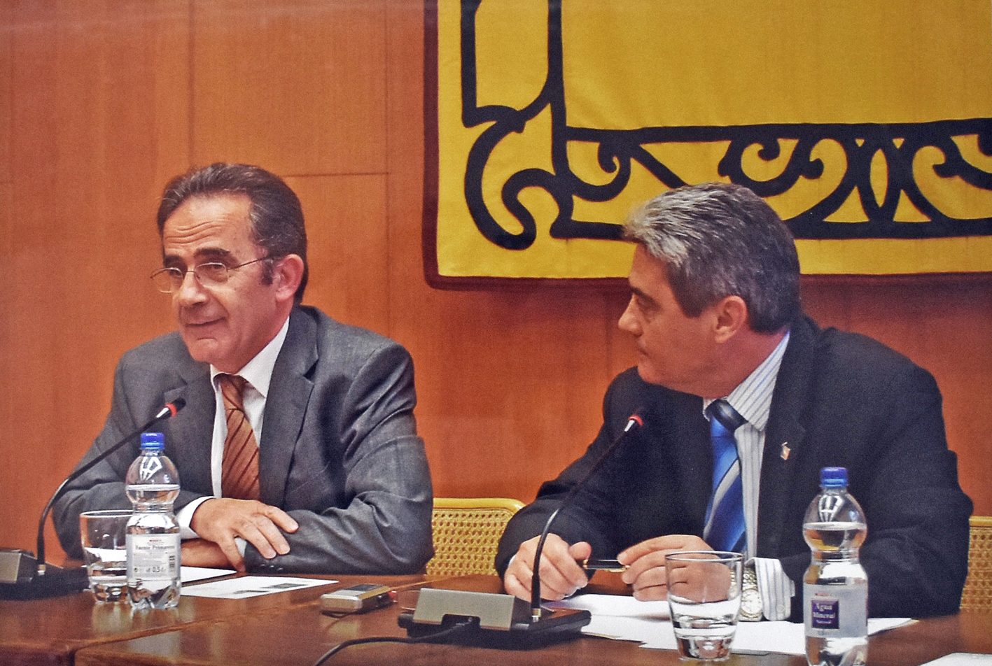 Any 2008 - PresentaciÃ³ de la novelÂ·la 'El secret del brigadista' d'Andreu Claret i Serra al salÃ³ de sessions de la Casa de la Vila de SÃºria, amb l'alcalde Antoni JuliÃ¡n i Ribera.