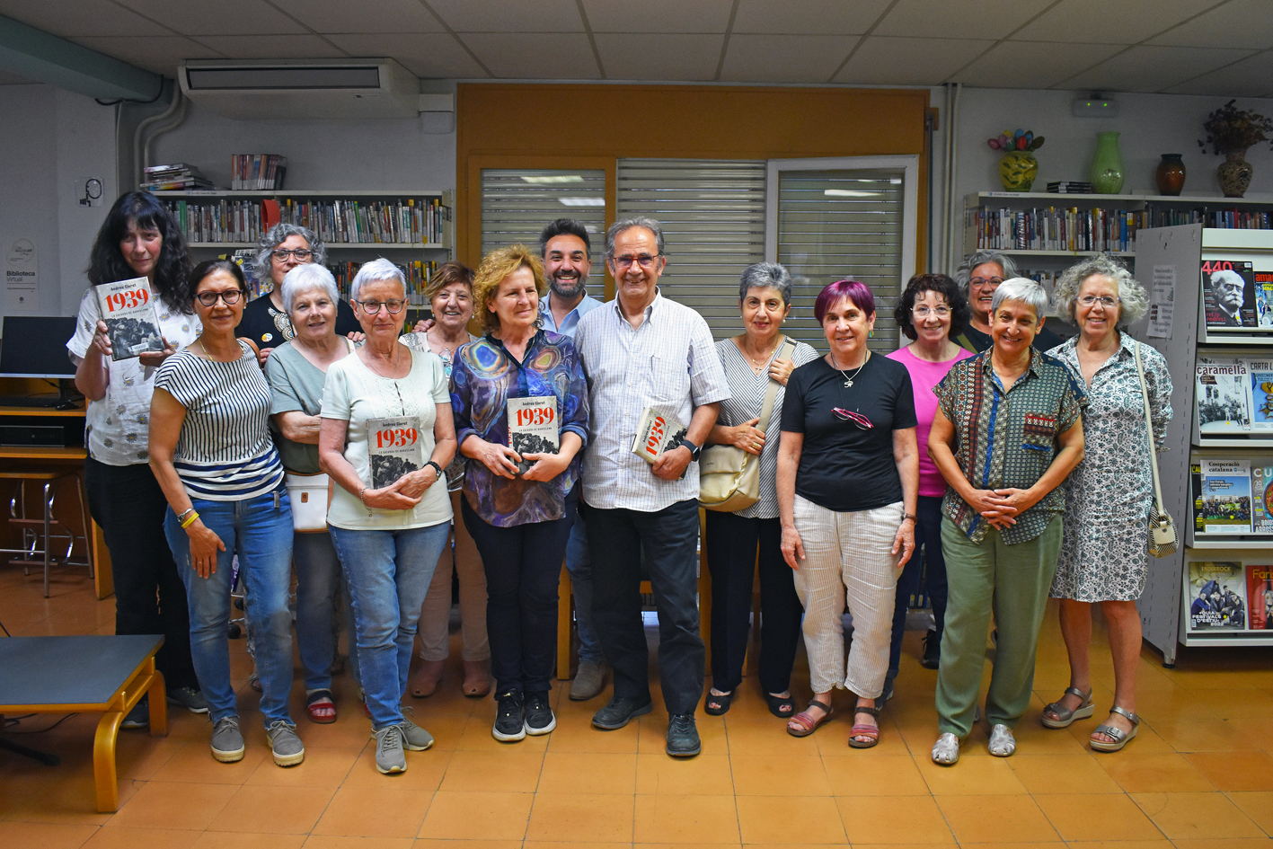 Any 2022 - Foto de grup del Club de Lectura de la Biblioteca PÃºblica de SÃºria amb l'escriptor Andreu Claret, desprÃ©s de la trobada sobre la novelÂ·la '1939. La caiguda de Barcelona'.