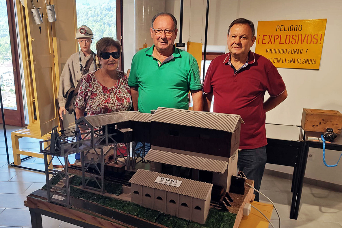 Maqueta de l'antiga estació del cable miner per al centre d'interpretació del Museu de la Mineria de Súria, amb el seu autor, José Peña (centre), acompanyat de familiars.