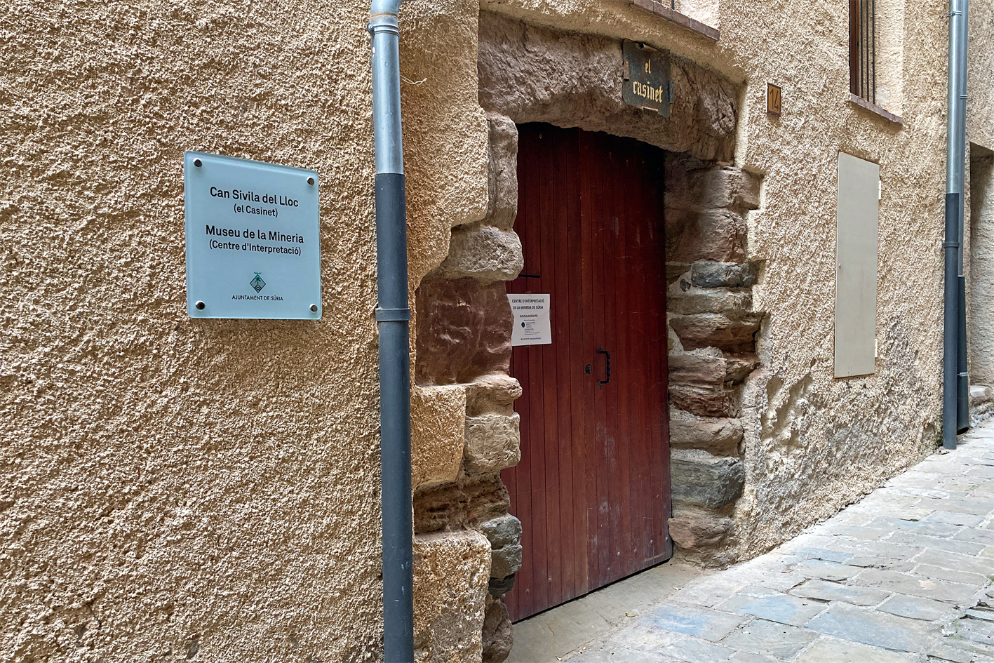 Octubre de 2023 - Porta de Can Sivila del Lloc (el Casinet), edifici del Poble Vell que acull el centre d'interpretaciÃ³ del Museu de la Mineria.