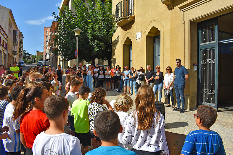 L'alcalde Albert Coberó i altres membres de la corporació municipal escolten el manifest dels alumnes de l'Escola Francesc Macià durant la concentració contra el canvi climàtic.