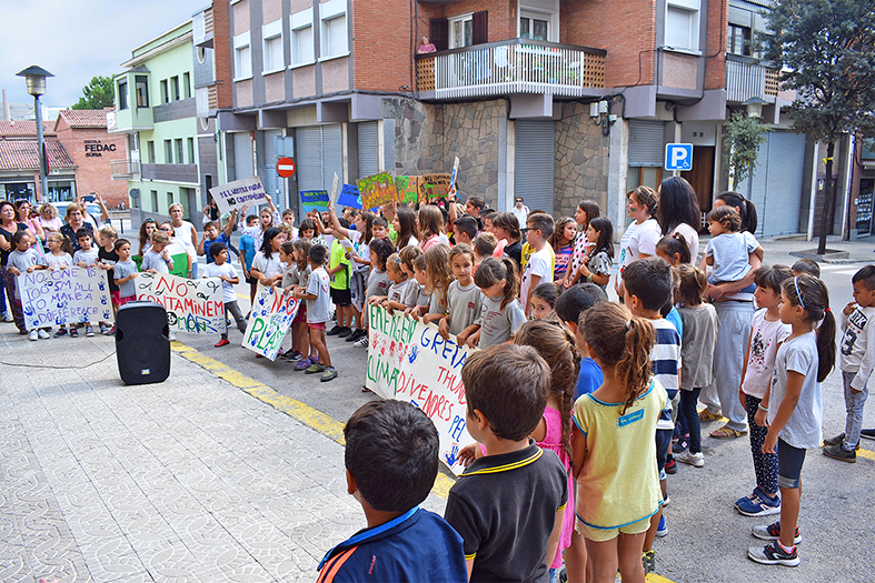 Imatge de la concentració dels alumnes de l'Escola Francesc Macià contra el canvi climàtic, al davant de la Casa de la Vila.