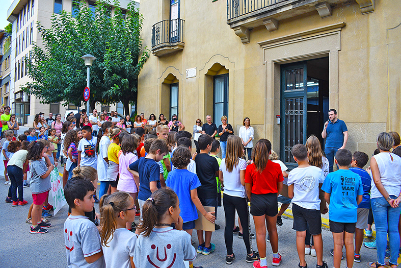 L'alcalde Albert Coberó parla als alumnes participants en la concentració contra el canvi climàtic, al davant de la Casa de la Vila.