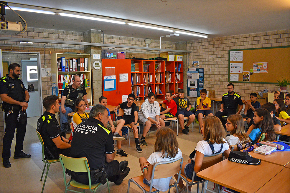 Agents de la Policia Local ofereixen una xerrada sobre seguretat viària a escolars de la vila, dins de les activitats de la Setmana de la Mobilitat a Súria.