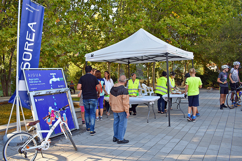 Repartiment de berenar i de bosses-motxilla a les persones participants en la pedalada de la Setmana de la Mobilitat a Súria.