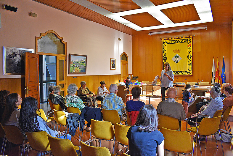 Taller de jocs motrius amb la terapeuta Rossó Menoyo, al saló de sessions de la Casa de la Vila, dins de la Setmana de la Gent Gran a Súria.