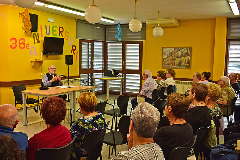 Xerrada del president de l'Associació d'Amics de la Gent Gran de Manresa, Josep Mellado, a L'Esplai, dins de la Setmana de la Gent Gran a Súria.