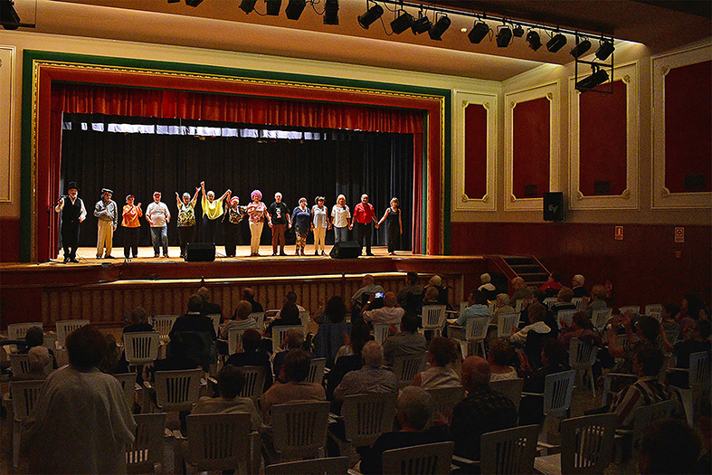 Imatge de l'espectacle del grup teatral manresà Els Atrevits a la sala d'actes de la Residència Bell Repòs, dins de la Setmana de la Gent Gran a Súria.