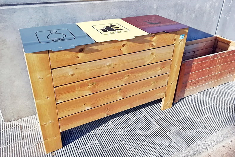 Imatge d'una de les papereres de reciclatge instal·lades en els centres escolars de Súria.