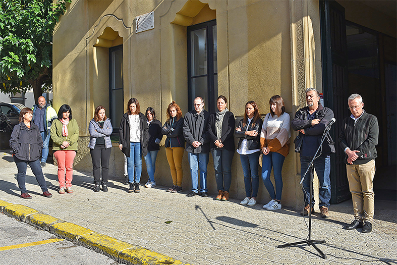 Membres del govern municipal i de la plantilla de l'Ajuntament, durant el minut de silenci de la concentració de solidaritat amb les víctimes dels aiguats.