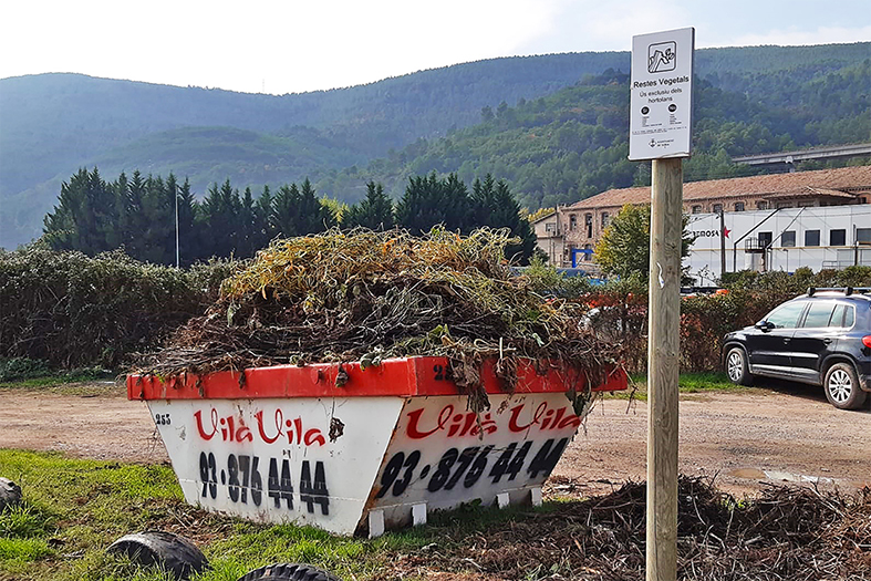 Contenidor instal·lat a l'entorn del Pla de les Hortes per a la recollida de residus de poda vegetal.